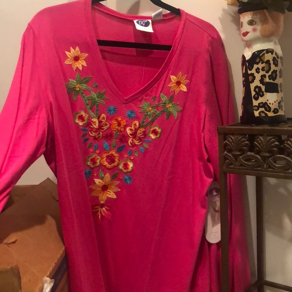 Beautiful embroidered V-neck top 1X hand washable - Picture 7 of 12